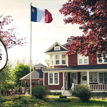 Complexe D'Hebergement La Maison Touristique Dugas Caraquet Dış mekan fotoğraf